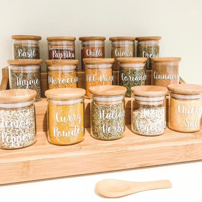 https://www.littlelabelco.com/cdn/shop/files/large-bamboo-shelf-with-15-x-75ml-herb-and-spice-jars-pack-little-label-co-6_e726e4b6-6b5d-4cae-976a-933b362c2e4c_700x700.jpg?v=1689896198