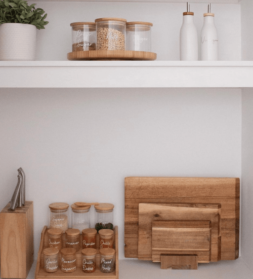 https://www.littlelabelco.com/cdn/shop/files/mini-bamboo-shelf-with-8-x-75ml-and-3-x-200ml-herb-and-spice-jars-pack-little-label-co-5_64a54e24-9b10-4b99-9b8f-4362ffb23e86_512x566.png?v=1689895785
